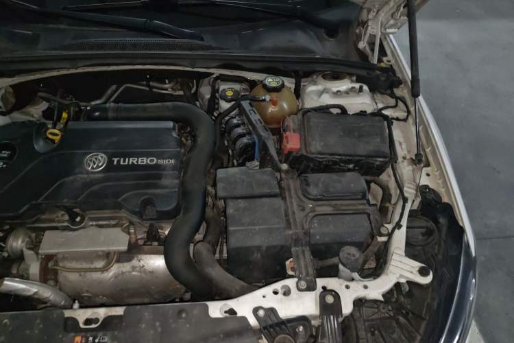 Used Buick Regal 2017 20T Elite Edition Engine Bay Left