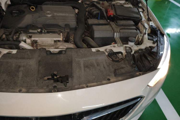 Used Buick Regal 2017 20T Elite Edition Engine Bay Left