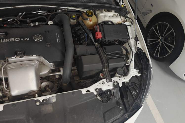 Used Buick Regal 2017 28T Luxury Edition Engine Bay Left