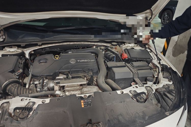 Used Buick Regal 2017 20T Elite Edition Engine Bay Left