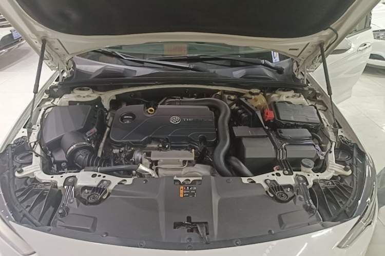 Used Buick Regal 2017 20T Elite Edition Engine Bay