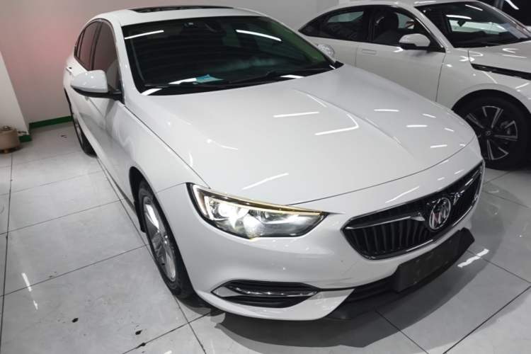 Used Buick Regal 2017 20T Elite Edition Front Right 45 Deg