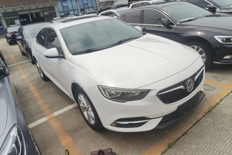 Used Buick Regal 2017 20T Elite Edition Front Right 45 Deg
