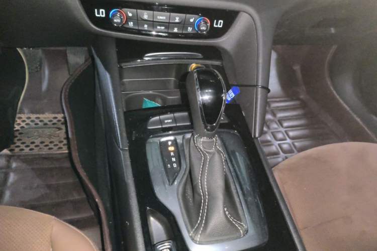 Used Buick Regal 2017 28T Luxury Edition Gear Lever