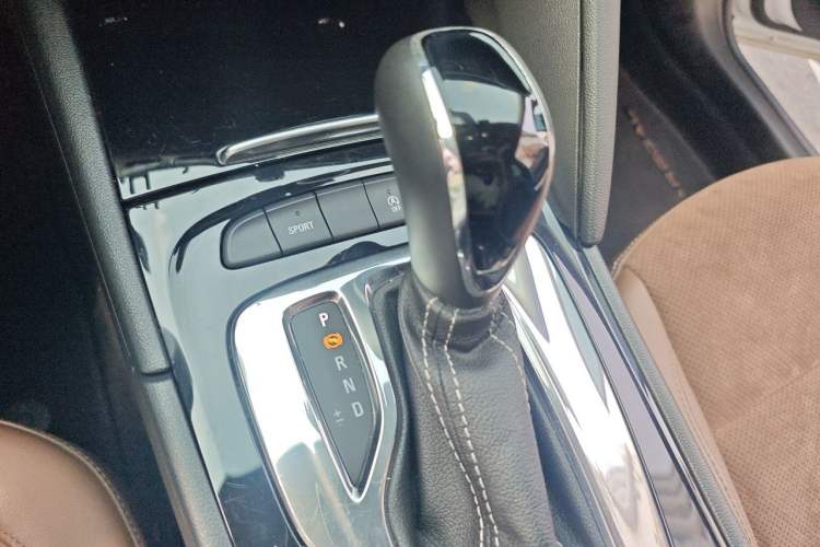 Used Buick Regal 2017 28T Luxury Edition Gear Lever