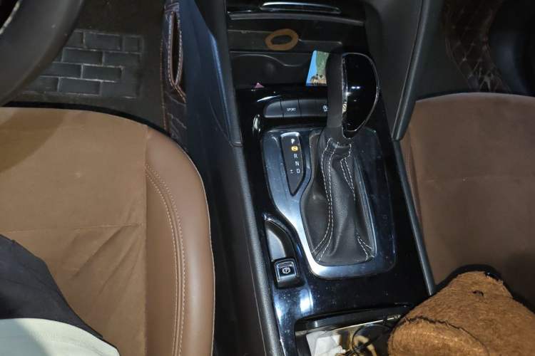Used Buick Regal 2017 20T Luxury Model Gear Lever