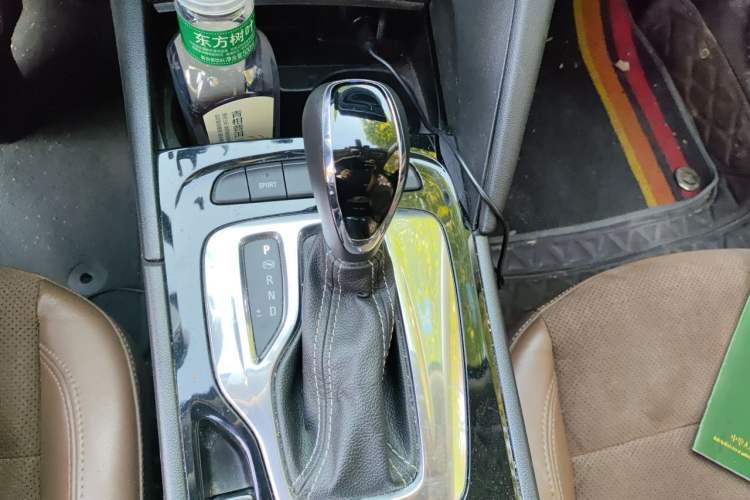 Used Buick Regal 2017 28T Luxury Edition Gear Lever
