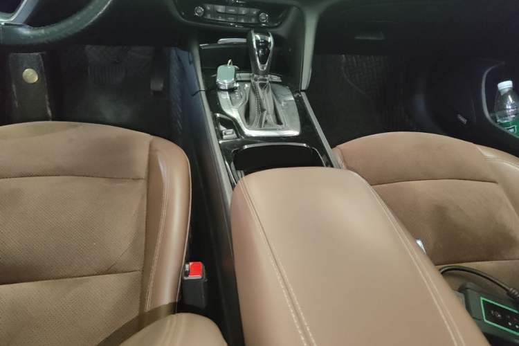 Used Buick Regal 2017 28T Luxury Edition Gear Lever