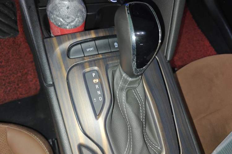 Used Buick Regal 2017 28T Luxury Edition Gear Lever