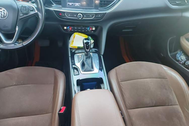 Used Buick Regal 2017 28T Luxury Edition Gear Lever