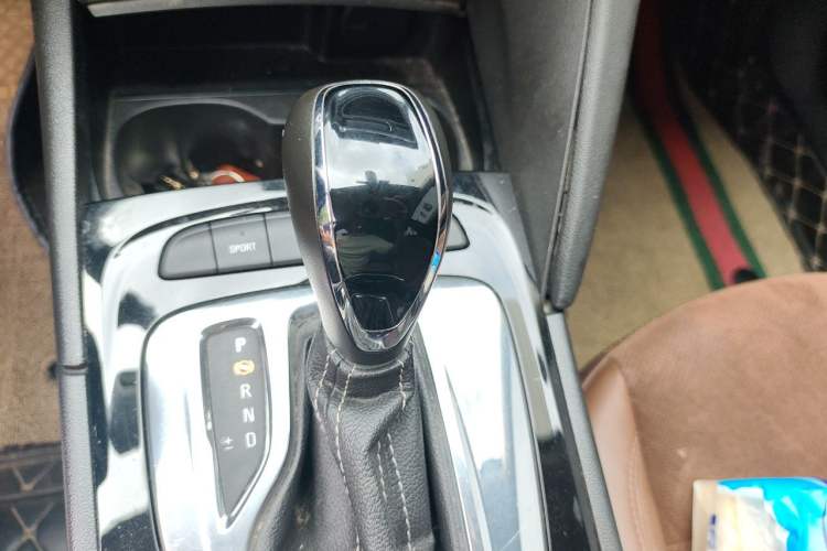 Used Buick Regal 2017 28T Luxury Edition Gear Lever