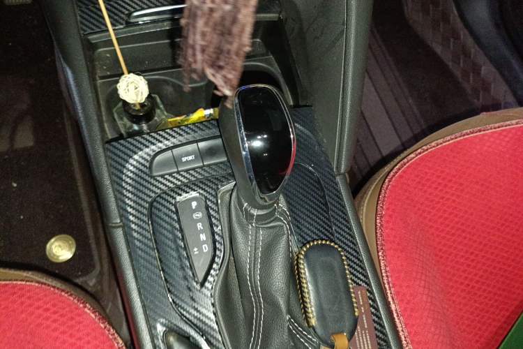 Used Buick Regal 2017 28T Luxury Edition Gear Lever