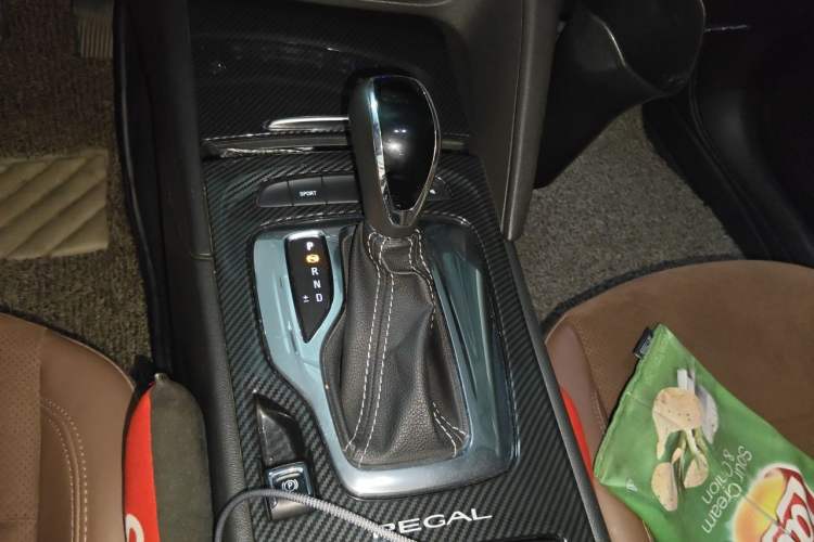 Used Buick Regal 2017 28T Luxury Edition Gear Lever