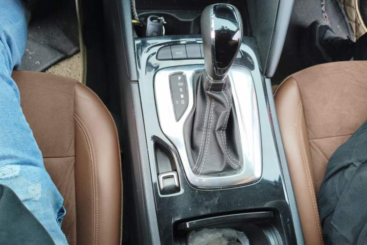Used Buick Regal 2017 20T Luxury Model Gear Lever
