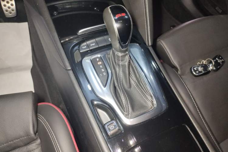 Used Buick Regal 2017 GS 28T Luxury Model Gear Lever