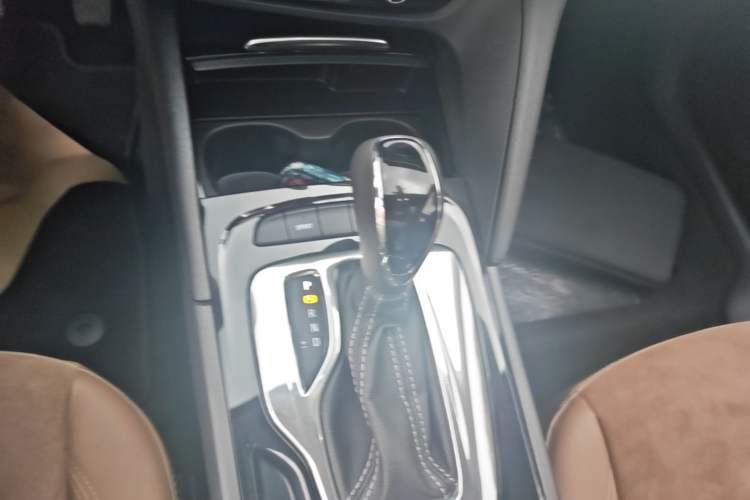 Used Buick Regal 2017 20T Luxury Model Gear Lever
