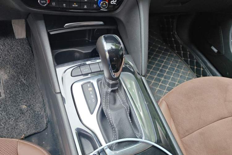 Used Buick Regal 2017 28T Luxury Edition Gear Lever