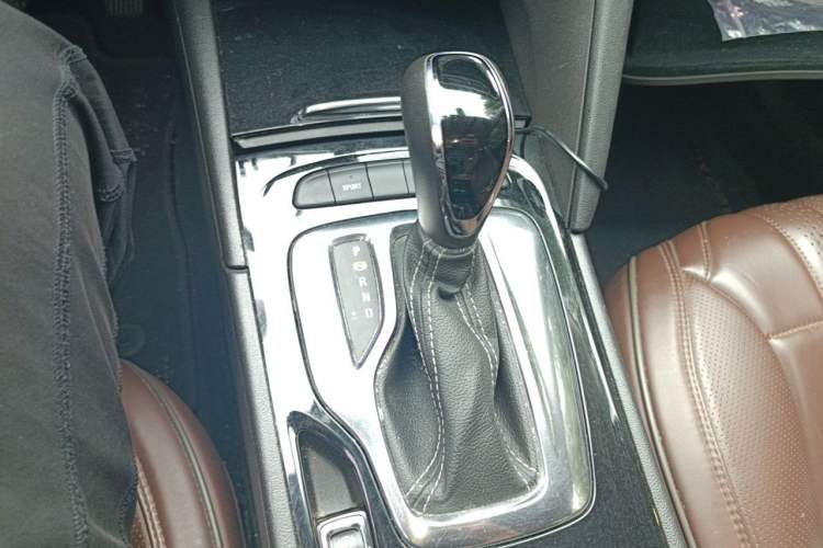 Used Buick Regal 2017 28T Luxury Edition Gear Lever