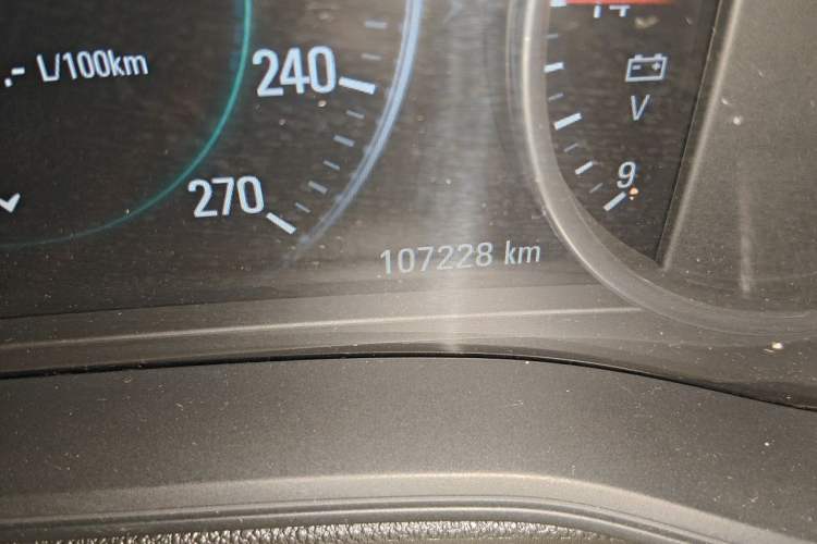 Used Buick Regal 2017 28T Luxury Edition Odometer Close Up