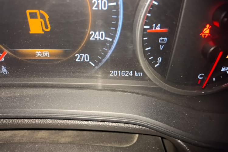 Used Buick Regal 2017 28T Prestige Model Odometer Close Up