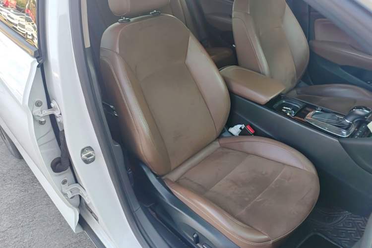 Used Buick Regal 2017 28T Luxury Edition Right Front Seat
