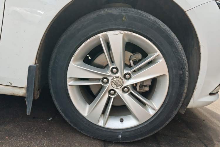 Used Buick Regal 2017 20T Luxury Model Right Front Wheel Hub