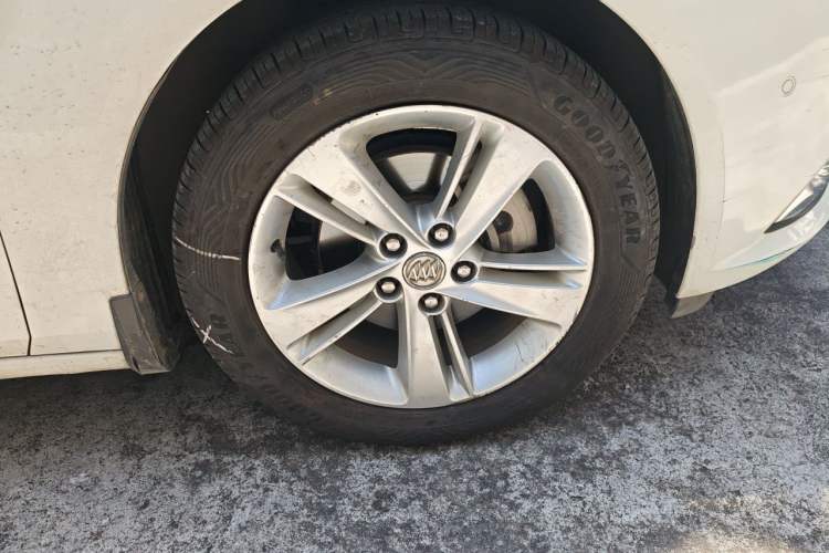 Used Buick Regal 2017 20T Luxury Model Right Front Wheel Hub