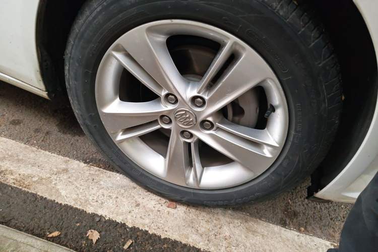 Used Buick Regal 2017 20T Elite Edition Right Front Wheel Hub