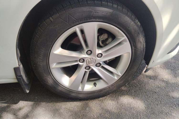 Used Buick Regal 2017 20T Elite Edition Right Front Wheel Hub