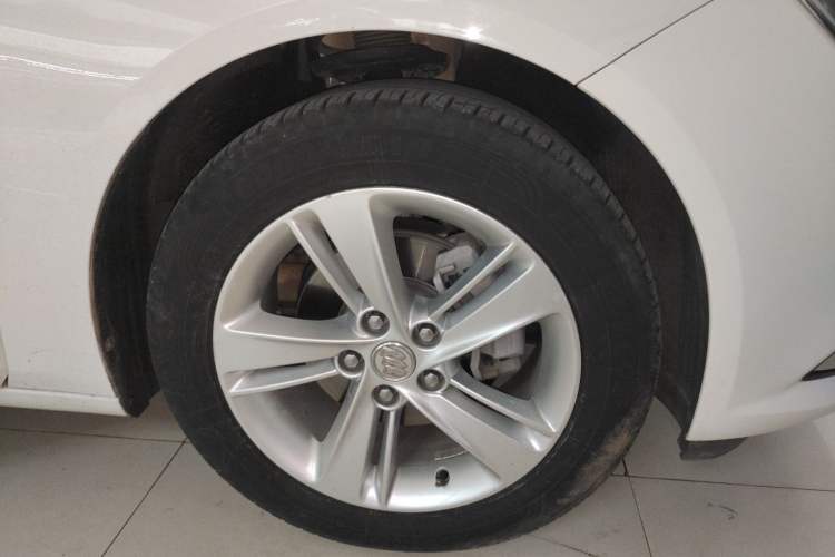 Used Buick Regal 2017 20T Elite Edition Right Front Wheel Hub