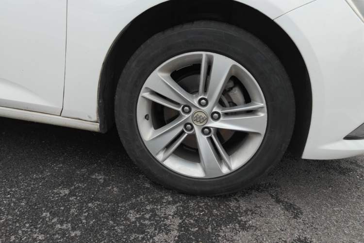 Used Buick Regal 2017 20T Elite Edition Right Front Wheel Hub