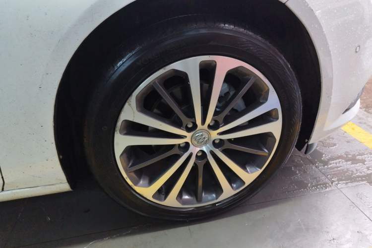 Used Buick Regal 2017 28T Prestige Model Right Front Wheel Hub