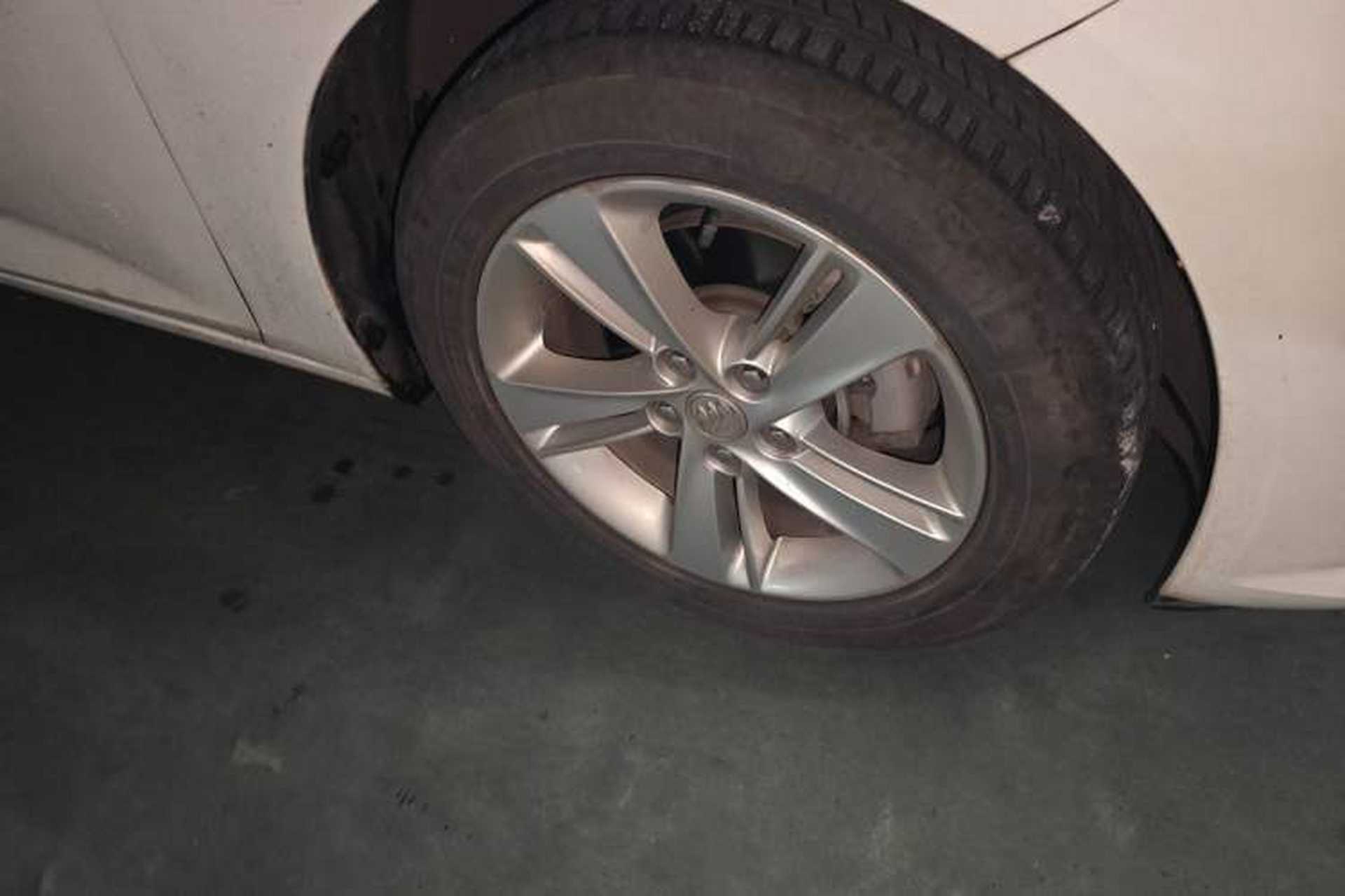 Used Buick Regal 2017 20T Elite Edition Right Front Wheel Hub