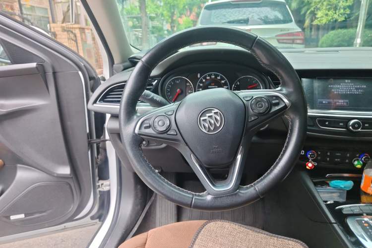 Used Buick Regal 2017 28T Luxury Edition Steering Wheel