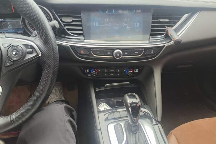 Used Buick Regal 2017 20T Luxury Model Audio And AC Panel