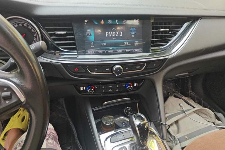 Used Buick Regal 2017 20T Luxury Model Audio And AC Panel