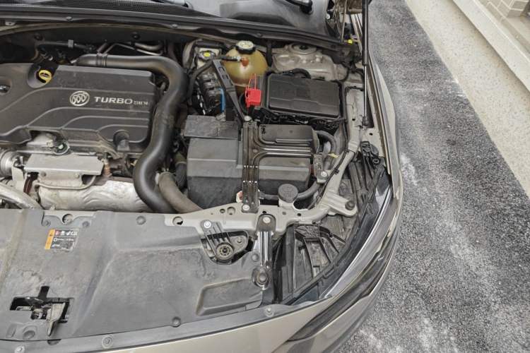 Used Buick Regal 2017 20T Luxury Model Engine Bay Left