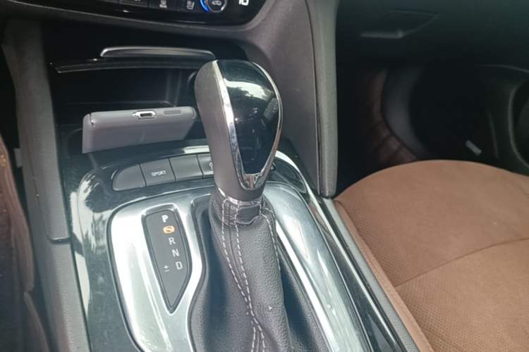 Used Buick Regal 2017 28T Luxury Edition Gear Lever