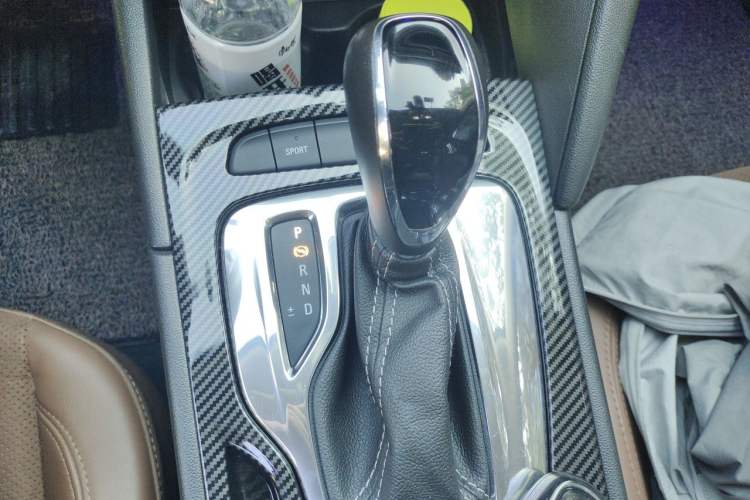 Used Buick Regal 2017 28T Luxury Edition Gear Lever