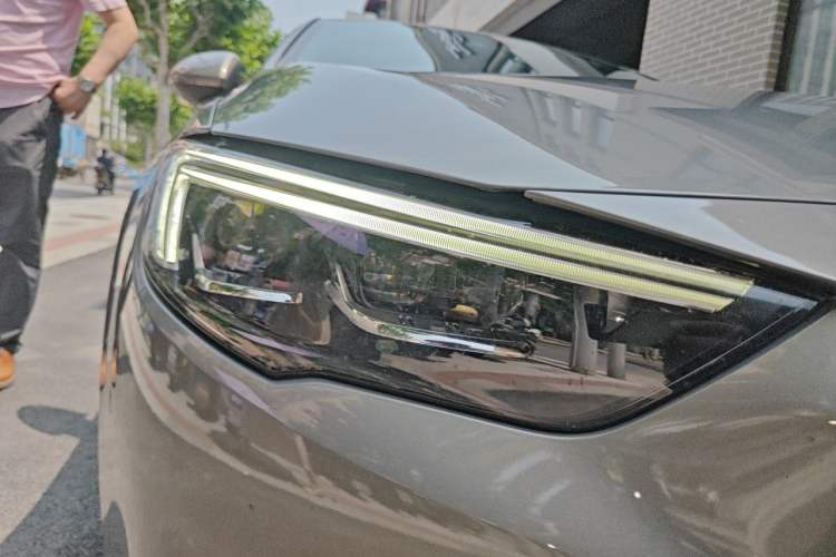 Used Buick Regal 2017 20T Luxury Model Right Front Headlight