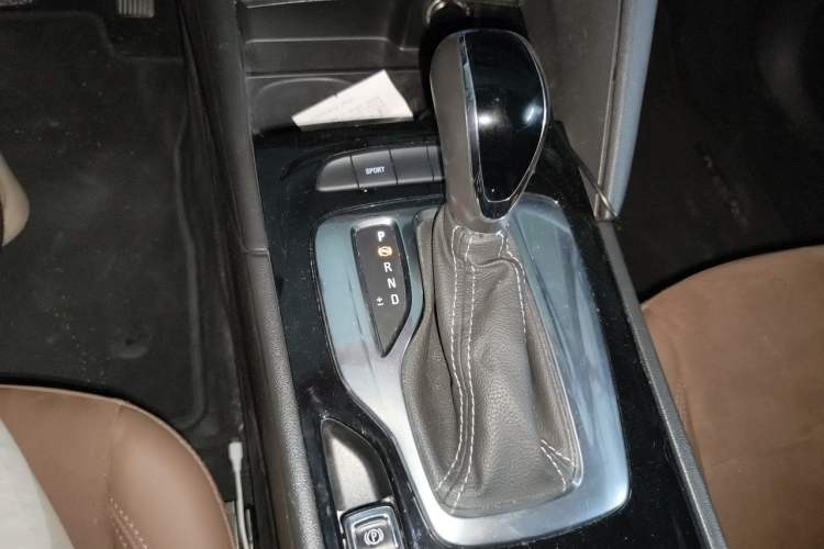 Used Buick Regal 2019 20T Elite Version China VI Standard Gear Lever