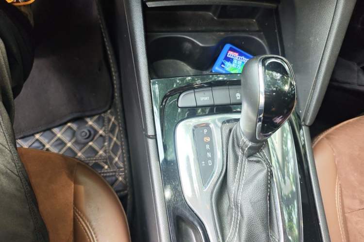 Used Buick Regal 2019 20T Elite Version China VI Standard Gear Lever