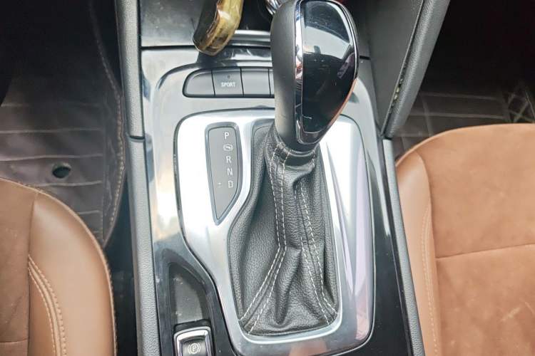 Used Buick Regal 2019 20T Elite Version China VI Standard Gear Lever
