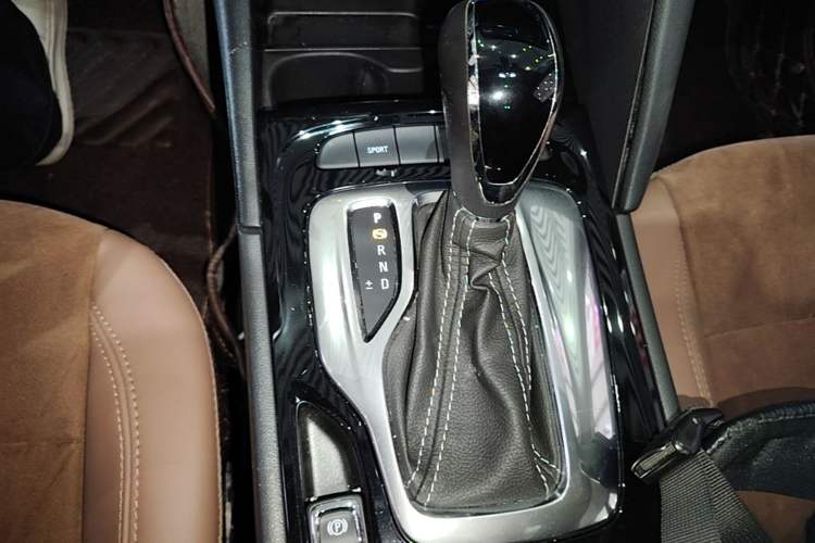 Used Buick Regal 2019 20T Elite Version China VI Standard Gear Lever