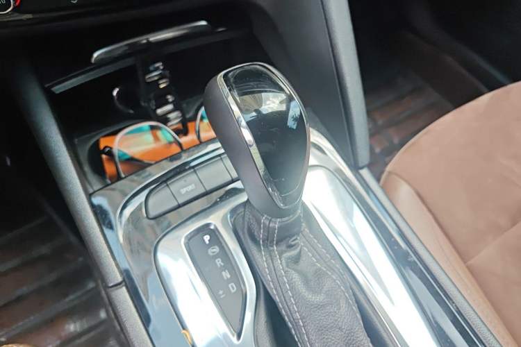 Used Buick Regal 2019 20T Elite Version China VI Standard Gear Lever