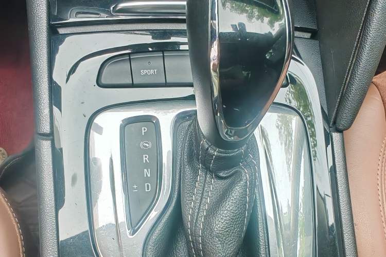 Used Buick Regal 2019 20T Elite Version China VI Standard Gear Lever