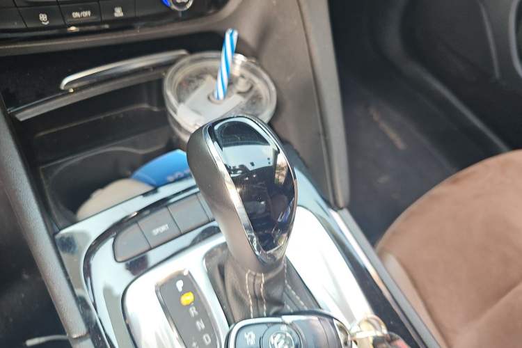 Used Buick Regal 2019 20T Elite Version China VI Standard Gear Lever