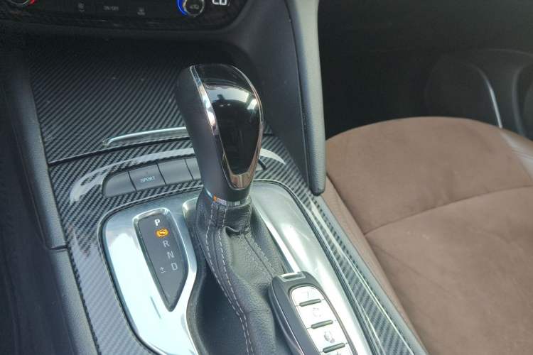 Used Buick Regal 2019 20T Elite Version China VI Standard Gear Lever