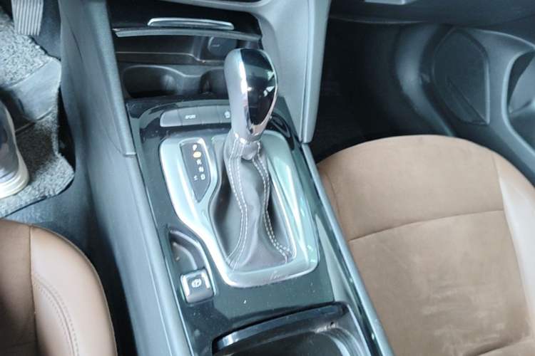 Used Buick Regal 2019 20T Elite Version China VI Standard Gear Lever