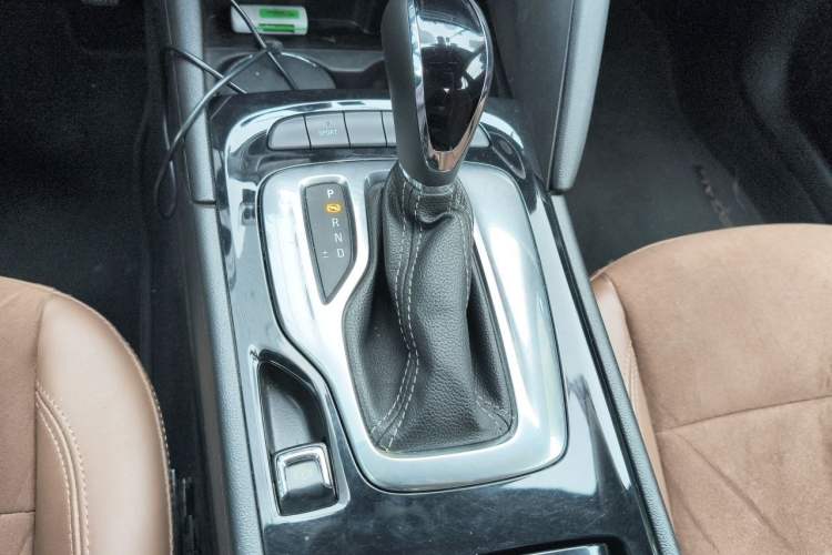 Used Buick Regal 2019 20T Elite Version China VI Standard Gear Lever